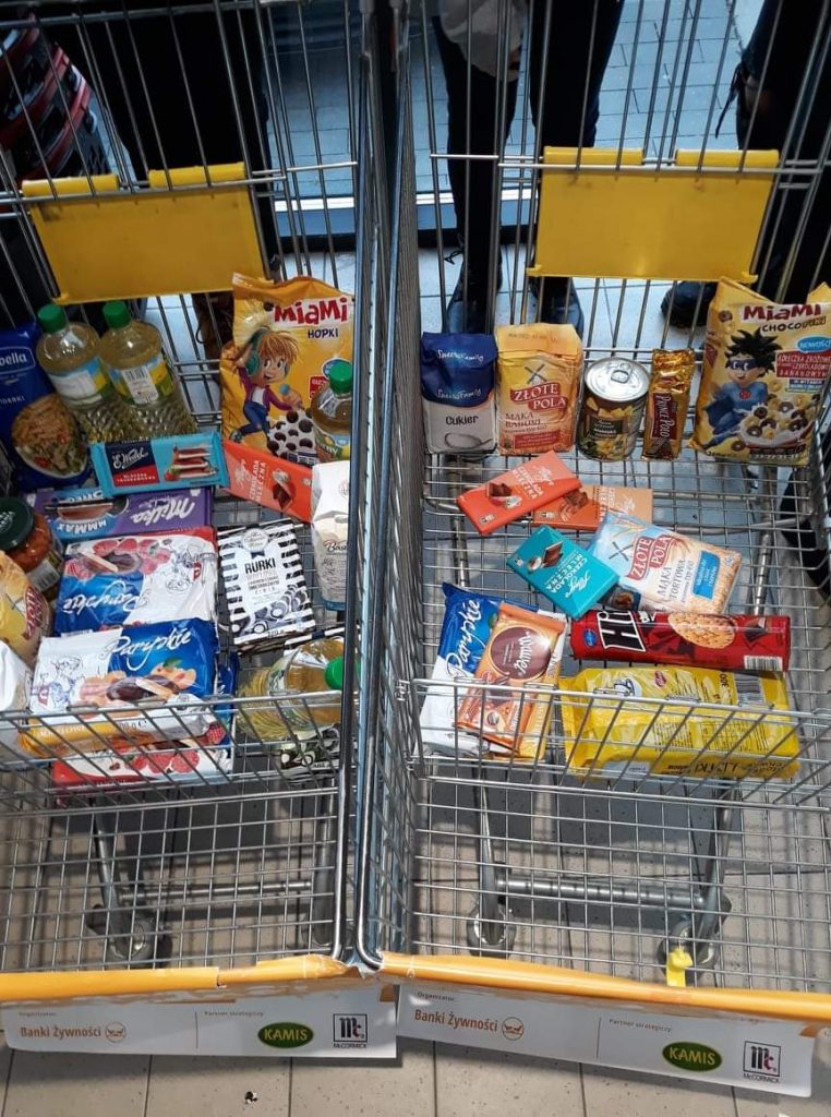 Zdjęcie przedstawia kosze wypełnione żywnością